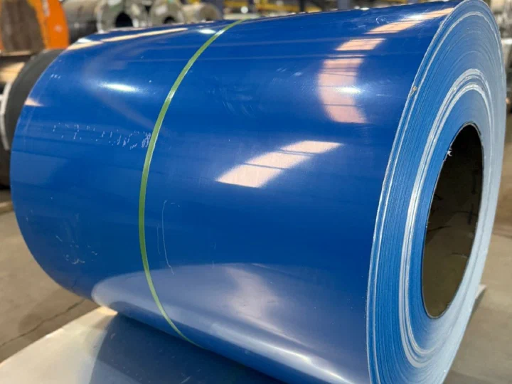 Bobina Pré-Pintada Azul RAL 5010 no galpão