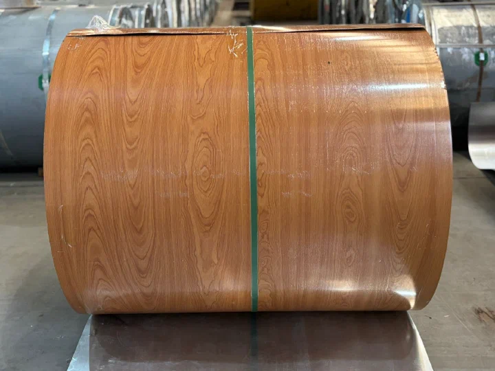 Bobina Pré-Pintada Madeira Wood Finish Clara no galpão