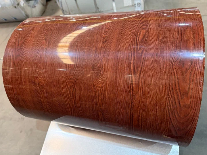 Bobina Pré-Pintada Madeira Wood Finish Dark no galpão