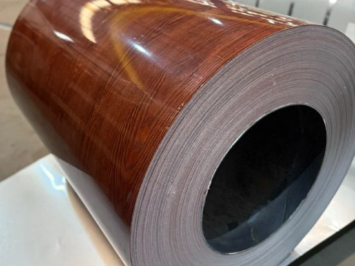 Bobina Pré-Pintada Madeira Wood Finish Dark - detalhe do acabamento amadeirado